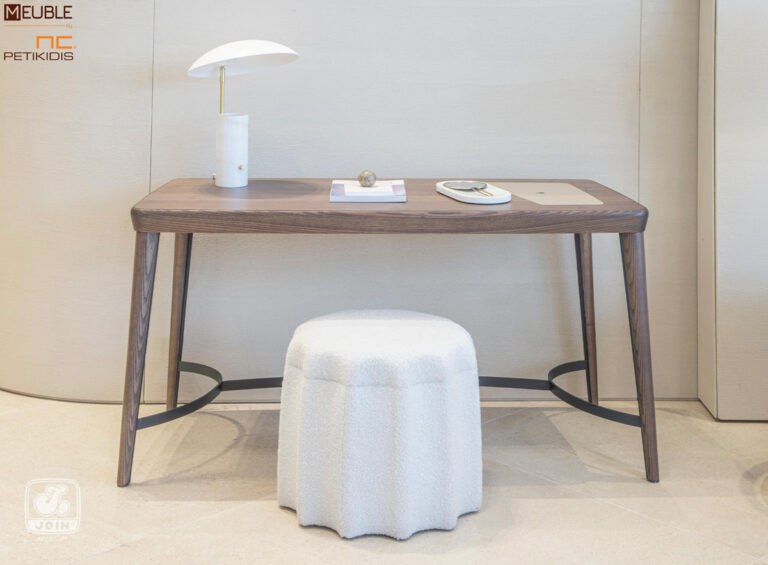 Γραφείο Αρμονία. Συνοδευτικό έπιπλο κρεβατοκάμαρας Χρυσηίδα. Κατασκευασμένο από ξύλο ελιάς και μεταλλική λεπτομέρεια. Εντυπωσιακός και minimal σχεδιασμός. Σκαμπό Φειδίας ντυμένο με αδιάβροχο και αλέκιαστο ύφασμα σε λευκούς τόνους.