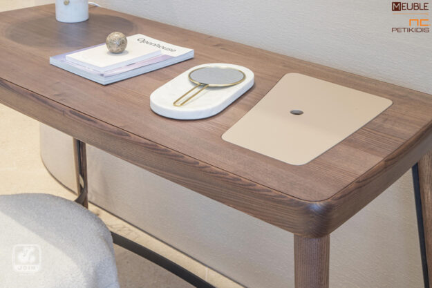 Κλασική Τραπεζαρία Λεπτομέρεια γραφείου Αρμονία. Συνοδευτικό έπιπλο κρεβατοκάμαρας Χρυσηίδα. Κατασκευασμένο από ξύλο ελιάς και μεταλλική λεπτομέρεια. Εντυπωσιακός και minimal σχεδιασμός. Σκαμπό Φειδίας με αποθηκευτικό χώρο, ντυμένο με αδιάβροχο και αλέκιαστο ύφασμα.