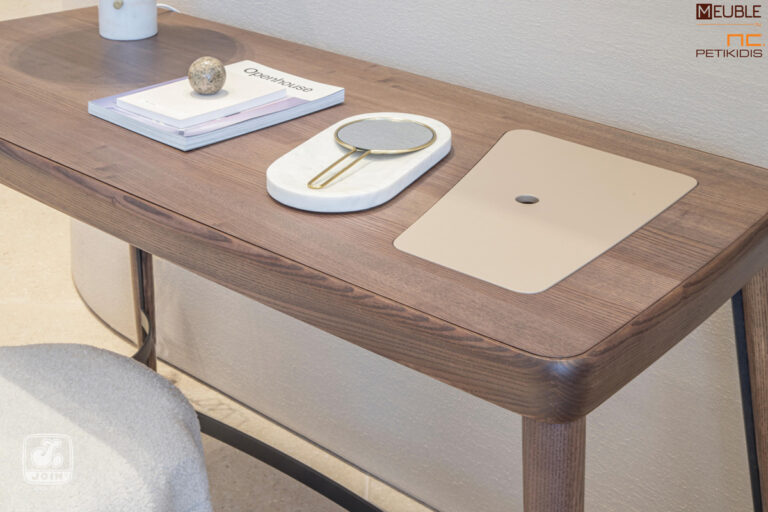 Λεπτομέρεια γραφείου Αρμονία. Συνοδευτικό έπιπλο κρεβατοκάμαρας Χρυσηίδα. Κατασκευασμένο από ξύλο ελιάς και μεταλλική λεπτομέρεια. Εντυπωσιακός και minimal σχεδιασμός. Σκαμπό Φειδίας με αποθηκευτικό χώρο, ντυμένο με αδιάβροχο και αλέκιαστο ύφασμα.