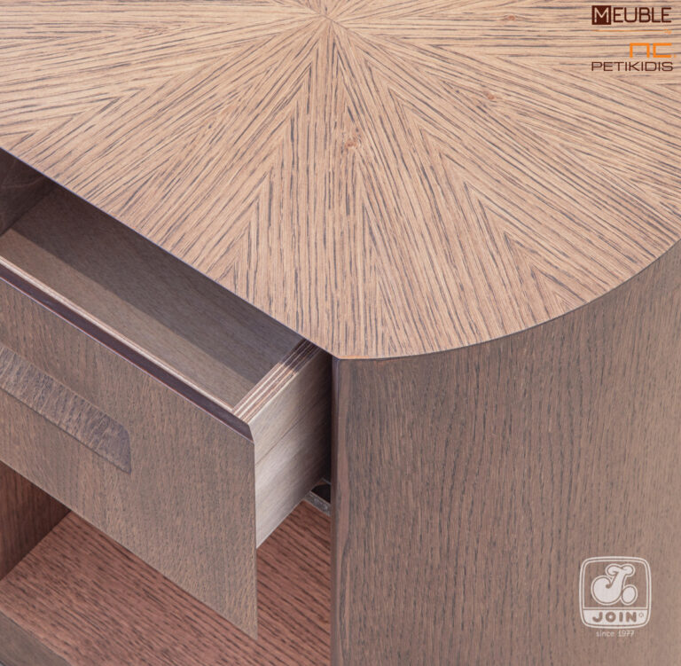 Λεπτομέρεια κομοδίνου. Κρεβατοκάμαρα Χρυσηίδα της JOIN. Μοντέρνος και εντυπωσιακός σχεδιασμός. Το κρεβάτι ντυμένο όλο με αδιάβροχο-αλέκιαστο ύφασμα και τα κομοδίνα σε φυσικό ξύλο. Υπάρχει η δυνατότητα επιλογής υφασμάτων και χρωμάτων ξύλου καθώς και η τοποθέτηση κρυφού φωτισμού στα κομοδίνα και στο κεφαλάρι.