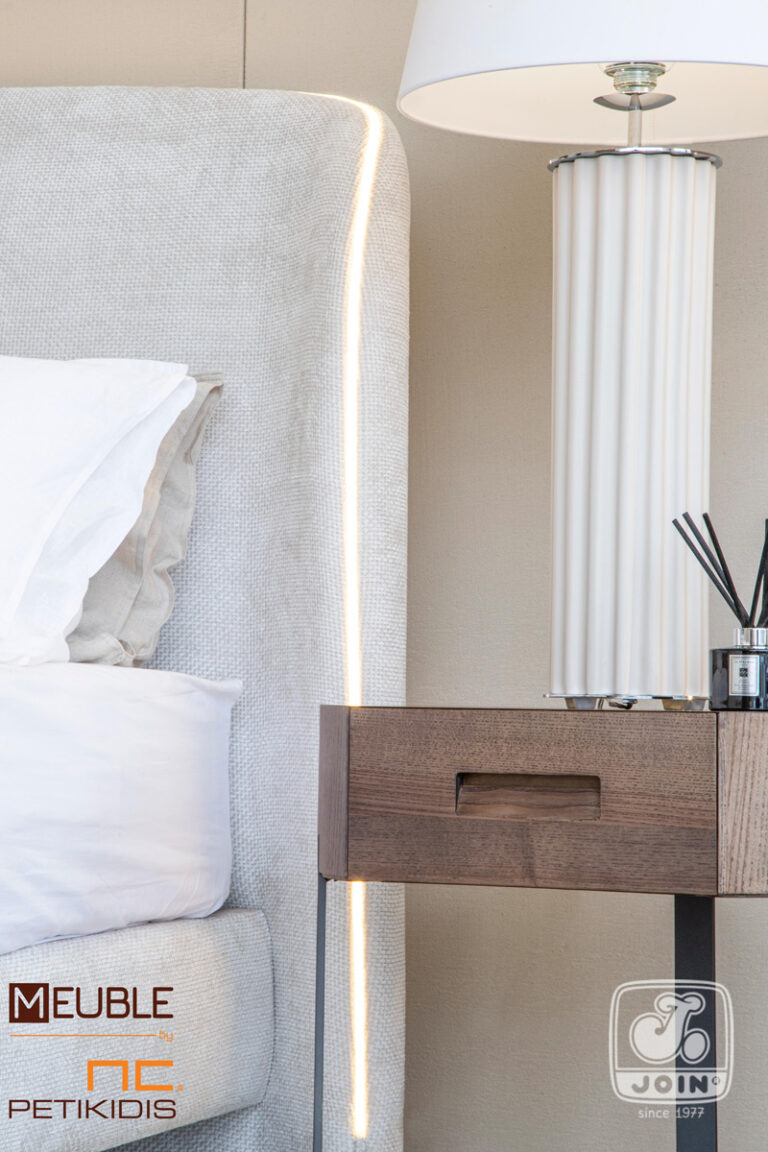 Λεπτομέρεια. Κρεβατοκάμαρα Χρυσηίδα της JOIN. Μοντέρνος και εντυπωσιακός σχεδιασμός. Το κρεβάτι ντυμένο όλο με αδιάβροχο-αλέκιαστο ύφασμα και minimal κομοδίνα κατασκευασμένα με φυσικό ξύλο και μεταλλική βάση. Υπάρχει η δυνατότητα επιλογής υφασμάτων και χρωμάτων ξύλου καθώς και η τοποθέτηση κρυφού φωτισμού στο κεφαλάρι.