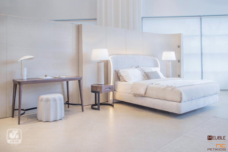 Λεπτομέρεια. Κρεβατοκάμαρα Χρυσηίδα της JOIN. Μοντέρνος και εντυπωσιακός σχεδιασμός. Το κρεβάτι ντυμένο όλο με αδιάβροχο-αλέκιαστο ύφασμα και minimal κομοδίνα κατασκευασμένα με φυσικό ξύλο και μεταλλική βάση. Συνδυασμένη με το γραφείο Αρμονία. Υπάρχει η δυνατότητα επιλογής υφασμάτων και χρωμάτων ξύλου καθώς και η τοποθέτηση κρυφού φωτισμού στο κεφαλάρι.