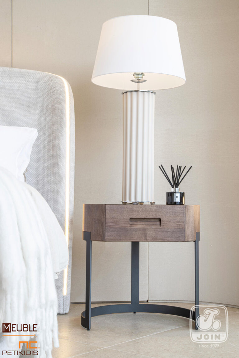 Λεπτομέρεια. Κρεβατοκάμαρα Χρυσηίδα της JOIN. Μοντέρνος και εντυπωσιακός σχεδιασμός. Το κρεβάτι ντυμένο όλο με αδιάβροχο-αλέκιαστο ύφασμα και minimal κομοδίνα κατασκευασμένα με φυσικό ξύλο και μεταλλική βάση. Υπάρχει η δυνατότητα επιλογής υφασμάτων και χρωμάτων ξύλου καθώς και η τοποθέτηση κρυφού φωτισμού στο κεφαλάρι.