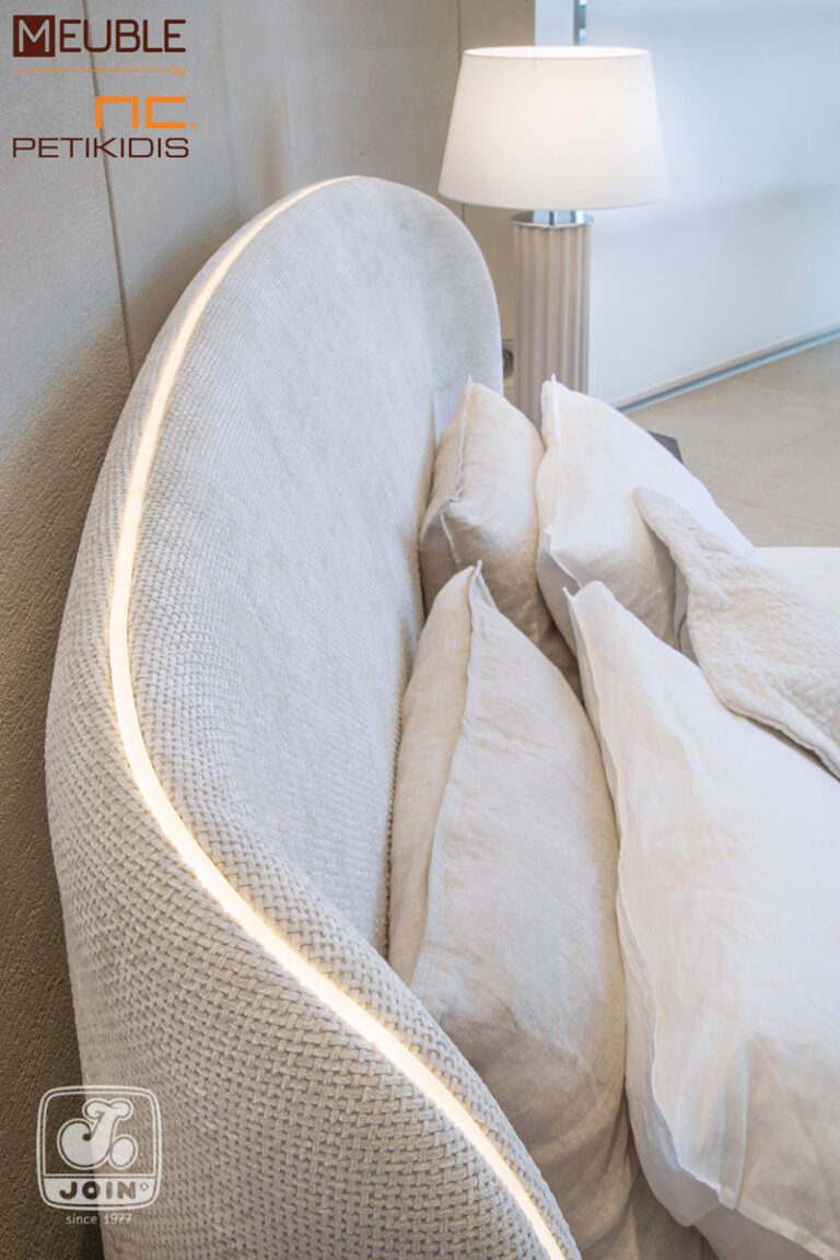 Λεπτομέρεια φωτισμού και υφάσματος. Κρεβατοκάμαρα Χρυσηίδα της JOIN. Μοντέρνος και εντυπωσιακός σχεδιασμός. Το κρεβάτι ντυμένο όλο με αδιάβροχο-αλέκιαστο ύφασμα. Υπάρχει η δυνατότητα επιλογής υφασμάτων και χρωμάτων ξύλου καθώς και η τοποθέτηση κρυφού φωτισμού στο κεφαλάρι.