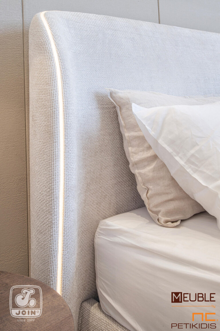 Λεπτομέρεια φωτισμού και υφάσματος. Κρεβατοκάμαρα Χρυσηίδα της JOIN. Μοντέρνος και εντυπωσιακός σχεδιασμός. Το κρεβάτι ντυμένο όλο με αδιάβροχο-αλέκιαστο ύφασμα. Υπάρχει η δυνατότητα επιλογής υφασμάτων και χρωμάτων ξύλου καθώς και η τοποθέτηση κρυφού φωτισμού στο κεφαλάρι.