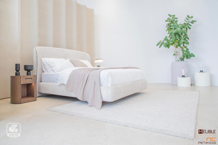 Λεπτομέρεια. Κρεβατοκάμαρα Χρυσηίδα της JOIN. Μοντέρνος και εντυπωσιακός σχεδιασμός. Το κρεβάτι ντυμένο όλο με αδιάβροχο-αλέκιαστο ύφασμα και τα κομοδίνα σε φυσικό ξύλο. Υπάρχει η δυνατότητα επιλογής υφασμάτων και χρωμάτων ξύλου καθώς και η τοποθέτηση κρυφού φωτισμού στα κομοδίνα και στο κεφαλάρι.