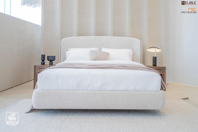 Κρεβατοκάμαρα Χρυσηίδα της JOIN. Μοντέρνος και εντυπωσιακός σχεδιασμός. Το κρεβάτι ντυμένο όλο με αδιάβροχο-αλέκιαστο ύφασμα και τα κομοδίνα σε φυσικό ξύλο. Υπάρχει η δυνατότητα επιλογής υφασμάτων και χρωμάτων ξύλου καθώς και η τοποθέτηση κρυφού φωτισμού στα κομοδίνα και στο κεφαλάρι.