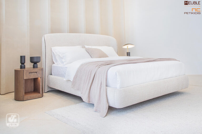 Λεπτομέρεια. Κρεβατοκάμαρα Χρυσηίδα της JOIN. Μοντέρνος και εντυπωσιακός σχεδιασμός. Το κρεβάτι ντυμένο όλο με αδιάβροχο-αλέκιαστο ύφασμα και τα κομοδίνα σε φυσικό ξύλο. Υπάρχει η δυνατότητα επιλογής υφασμάτων και χρωμάτων ξύλου καθώς και η τοποθέτηση κρυφού φωτισμού στα κομοδίνα και στο κεφαλάρι.