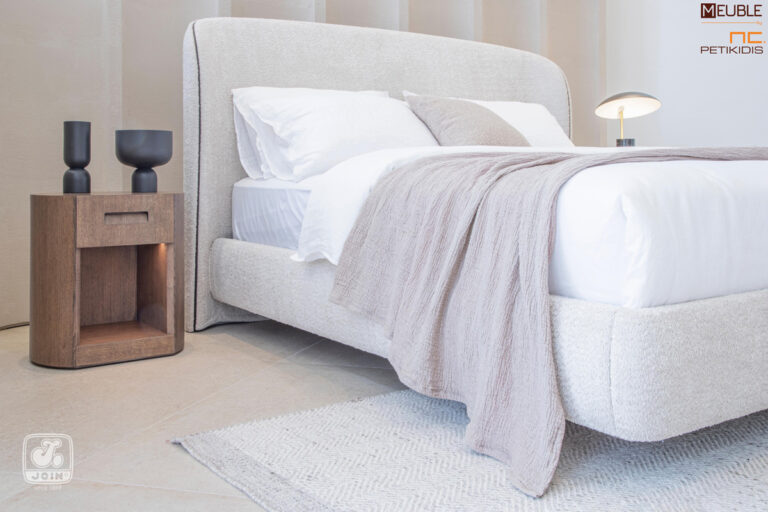 Λεπτομέρεια. Κρεβατοκάμαρα Χρυσηίδα της JOIN. Μοντέρνος και εντυπωσιακός σχεδιασμός. Το κρεβάτι ντυμένο όλο με αδιάβροχο-αλέκιαστο ύφασμα και τα κομοδίνα σε φυσικό ξύλο. Υπάρχει η δυνατότητα επιλογής υφασμάτων και χρωμάτων ξύλου καθώς και η τοποθέτηση κρυφού φωτισμού στα κομοδίνα και στο κεφαλάρι.