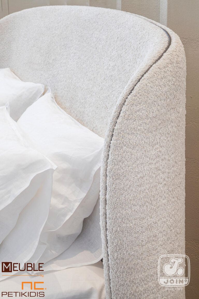 Λεπτομέρεια υφάσματος. Κρεβατοκάμαρα Χρυσηίδα της JOIN. Μοντέρνος και εντυπωσιακός σχεδιασμός. Το κρεβάτι ντυμένο όλο με αδιάβροχο-αλέκιαστο ύφασμα. Υπάρχει η δυνατότητα επιλογής υφασμάτων και χρωμάτων ξύλου καθώς και η τοποθέτηση κρυφού φωτισμού στο κεφαλάρι.