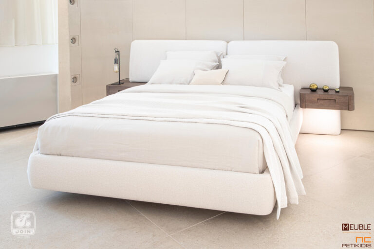 Λεπτομέρεια. Η κρεβατοκάμαρα Φαίδρα είναι η νέα καινοτομία της JOIN. Μοντέρνος και εντυπωσιακός σχεδιασμός. Το κρεβάτι ντυμένο όλο με αδιάβροχο-αλέκιαστο ύφασμα και τα κομοδίνα σε φυσικό ξύλο ενσωματωμένα στο κεφαλάρι. Υπάρχει η δυνατότητα επιλογής υφασμάτων και χρωμάτων ξύλου καθώς και η τοποθέτηση κρυφού φωτισμού στα κομοδίνα.