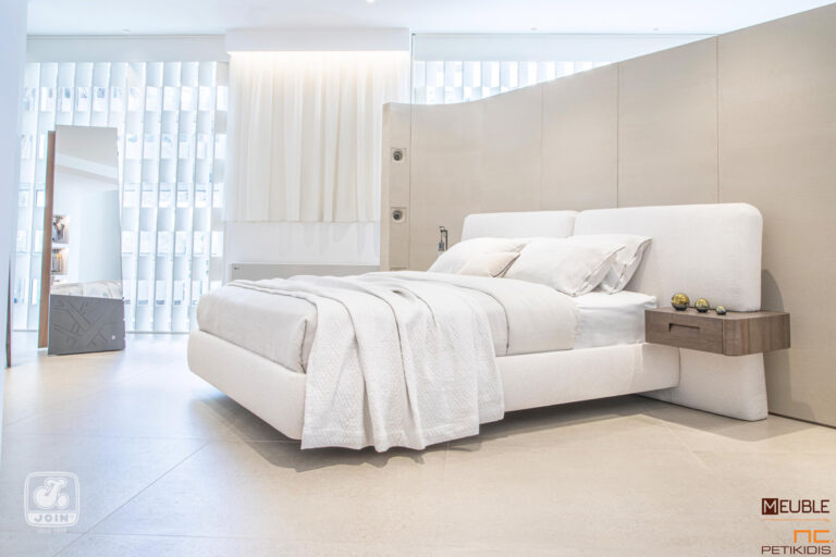 Η κρεβατοκάμαρα Φαίδρα είναι η νέα καινοτομία της JOIN. Μοντέρνος και εντυπωσιακός σχεδιασμός. Το κρεβάτι ντυμένο όλο με αδιάβροχο-αλέκιαστο ύφασμα και τα κομοδίνα σε φυσικό ξύλο ενσωματωμένα στο κεφαλάρι. Υπάρχει η δυνατότητα επιλογής υφασμάτων και χρωμάτων ξύλου καθώς και η τοποθέτηση κρυφού φωτισμού στα κομοδίνα.