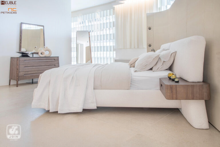 Λεπτομέρεια. Η κρεβατοκάμαρα Φαίδρα είναι η νέα καινοτομία της JOIN. Μοντέρνος και εντυπωσιακός σχεδιασμός. Το κρεβάτι ντυμένο όλο με αδιάβροχο-αλέκιαστο ύφασμα και τα κομοδίνα σε φυσικό ξύλο ενσωματωμένα στο κεφαλάρι. Υπάρχει η δυνατότητα επιλογής υφασμάτων και χρωμάτων ξύλου καθώς και η τοποθέτηση κρυφού φωτισμού στα κομοδίνα.