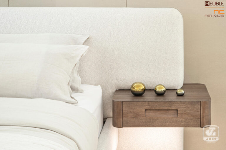 Λεπτομέρεια κομοδίνου. Η κρεβατοκάμαρα Φαίδρα είναι η νέα καινοτομία της JOIN. Μοντέρνος και εντυπωσιακός σχεδιασμός. Το κρεβάτι ντυμένο όλο με αδιάβροχο-αλέκιαστο ύφασμα και τα κομοδίνα σε φυσικό ξύλο ενσωματωμένα στο κεφαλάρι. Υπάρχει η δυνατότητα επιλογής υφασμάτων και χρωμάτων ξύλου καθώς και η τοποθέτηση κρυφού φωτισμού στα κομοδίνα.