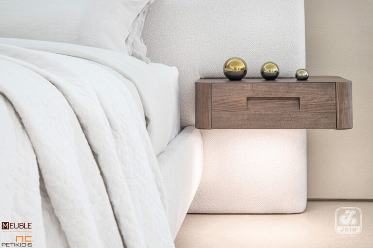 Λεπτομέρεια κομοδίνου. Η κρεβατοκάμαρα Φαίδρα είναι η νέα καινοτομία της JOIN. Μοντέρνος και εντυπωσιακός σχεδιασμός. Το κρεβάτι ντυμένο όλο με αδιάβροχο-αλέκιαστο ύφασμα και τα κομοδίνα σε φυσικό ξύλο ενσωματωμένα στο κεφαλάρι. Υπάρχει η δυνατότητα επιλογής υφασμάτων και χρωμάτων ξύλου καθώς και η τοποθέτηση κρυφού φωτισμού στα κομοδίνα.