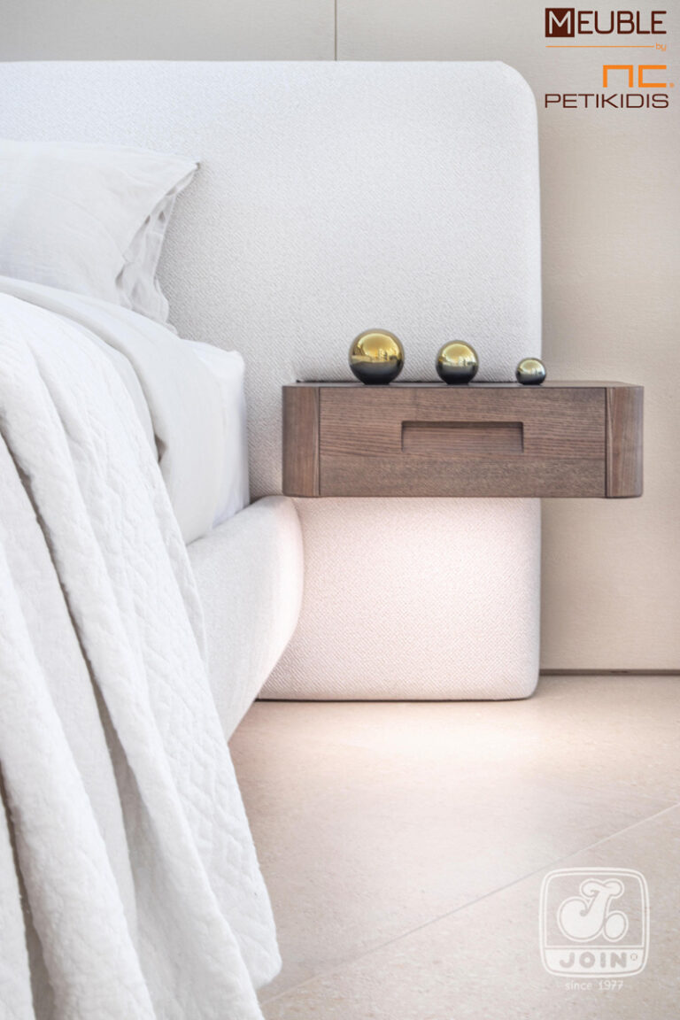 Λεπτομέρεια κομοδίνου. Η κρεβατοκάμαρα Φαίδρα είναι η νέα καινοτομία της JOIN. Μοντέρνος και εντυπωσιακός σχεδιασμός. Το κρεβάτι ντυμένο όλο με αδιάβροχο-αλέκιαστο ύφασμα και τα κομοδίνα σε φυσικό ξύλο ενσωματωμένα στο κεφαλάρι. Υπάρχει η δυνατότητα επιλογής υφασμάτων και χρωμάτων ξύλου καθώς και η τοποθέτηση κρυφού φωτισμού στα κομοδίνα.