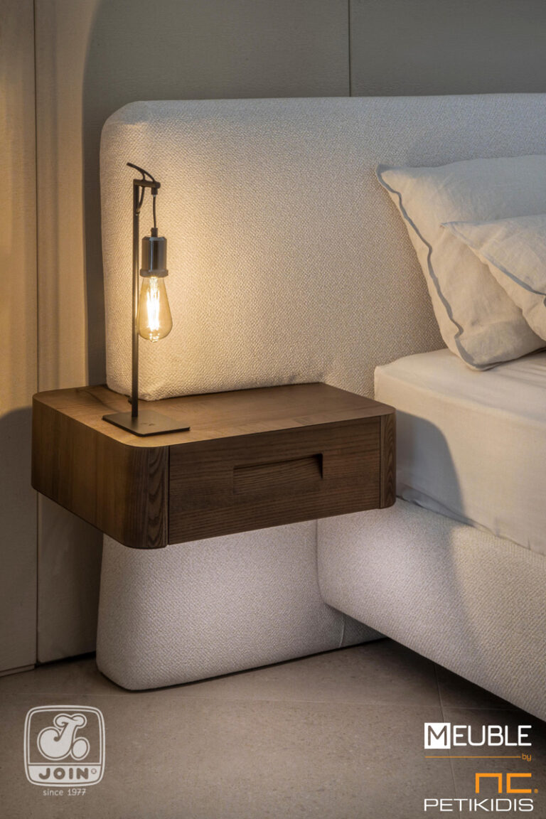 Λεπτομέρεια κομοδίνου. Η κρεβατοκάμαρα Φαίδρα είναι η νέα καινοτομία της JOIN. Μοντέρνος και εντυπωσιακός σχεδιασμός. Το κρεβάτι ντυμένο όλο με αδιάβροχο-αλέκιαστο ύφασμα και τα κομοδίνα σε φυσικό ξύλο ενσωματωμένα στο κεφαλάρι. Υπάρχει η δυνατότητα επιλογής υφασμάτων και χρωμάτων ξύλου καθώς και η τοποθέτηση κρυφού φωτισμού στα κομοδίνα.