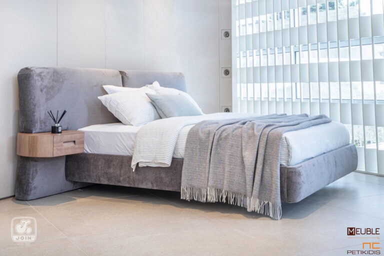 Λεπτομέρεια. Η κρεβατοκάμαρα Φαίδρα είναι η νέα καινοτομία της JOIN. Μοντέρνος και εντυπωσιακός σχεδιασμός. Το κρεβάτι ντυμένο όλο με αδιάβροχο-αλέκιαστο ύφασμα και τα κομοδίνα σε φυσικό ξύλο ενσωματωμένα στο κεφαλάρι. Υπάρχει η δυνατότητα επιλογής υφασμάτων και χρωμάτων ξύλου καθώς και η τοποθέτηση κρυφού φωτισμού στα κομοδίνα.