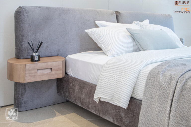 Λεπτομέρεια κομοδίνου με στρογγυλεμένες άκρες. Η κρεβατοκάμαρα Φαίδρα είναι η νέα καινοτομία της JOIN. Μοντέρνος και εντυπωσιακός σχεδιασμός. Το κρεβάτι ντυμένο όλο με αδιάβροχο-αλέκιαστο ύφασμα και τα κομοδίνα σε φυσικό ξύλο ενσωματωμένα στο κεφαλάρι. Υπάρχει η δυνατότητα επιλογής υφασμάτων και χρωμάτων ξύλου καθώς και η τοποθέτηση κρυφού φωτισμού στα κομοδίνα.