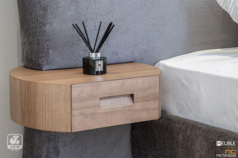 Λεπτομέρεια κομοδίνου με στρογγυλεμένες άκρες. Η κρεβατοκάμαρα Φαίδρα είναι η νέα καινοτομία της JOIN. Μοντέρνος και εντυπωσιακός σχεδιασμός. Το κρεβάτι ντυμένο όλο με αδιάβροχο-αλέκιαστο ύφασμα και τα κομοδίνα σε φυσικό ξύλο ενσωματωμένα στο κεφαλάρι. Υπάρχει η δυνατότητα επιλογής υφασμάτων και χρωμάτων ξύλου καθώς και η τοποθέτηση κρυφού φωτισμού στα κομοδίνα.