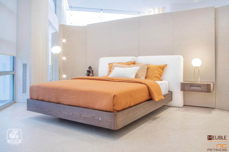 Κρεβατοκάμαρα Φαίδρα χωρίς προεκτάσεις. Μοντέρνος και εντυπωσιακός σχεδιασμός. Το κρεβάτι έχει ντυμένο το κεφαλάρι με αδιάβροχο-αλέκιαστο ύφασμα και τα κομοδίνα είναι κατασκευασμένα σε φυσικό ξύλο, κρεμαστά στον τοίχο. Υπάρχει η δυνατότητα επιλογής υφασμάτων και χρωμάτων ξύλου καθώς και η τοποθέτηση κρυφού φωτισμού στα κομοδίνα.