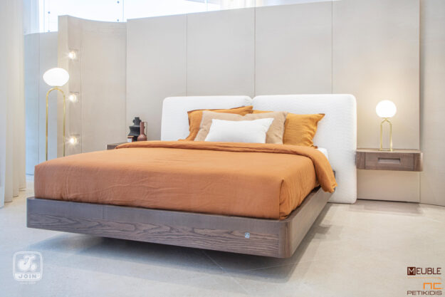 Κλασική Τραπεζαρία Κρεβατοκάμαρα Φαίδρα χωρίς προεκτάσεις. Μοντέρνος και εντυπωσιακός σχεδιασμός. Το κρεβάτι έχει ντυμένο το κεφαλάρι με αδιάβροχο-αλέκιαστο ύφασμα και τα κομοδίνα είναι κατασκευασμένα σε φυσικό ξύλο, κρεμαστά στον τοίχο. Υπάρχει η δυνατότητα επιλογής υφασμάτων και χρωμάτων ξύλου καθώς και η τοποθέτηση κρυφού φωτισμού στα κομοδίνα.