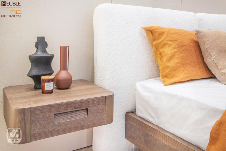 Λεπτομέρεια κρεβατοκάμαρας Φαίδρα χωρίς προεκτάσεις. Μοντέρνος και εντυπωσιακός σχεδιασμός. Το κρεβάτι έχει ντυμένο το κεφαλάρι με αδιάβροχο-αλέκιαστο ύφασμα και τα κομοδίνα είναι κατασκευασμένα σε φυσικό ξύλο, κρεμαστά στον τοίχο. Υπάρχει η δυνατότητα επιλογής υφασμάτων και χρωμάτων ξύλου καθώς και η τοποθέτηση κρυφού φωτισμού στα κομοδίνα.