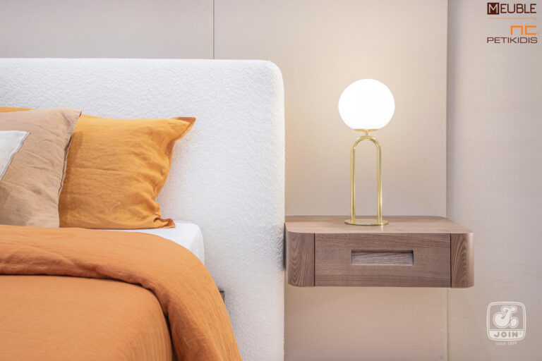 Λεπτομέρεια κρεβατοκάμαρας Φαίδρα χωρίς προεκτάσεις. Μοντέρνος και εντυπωσιακός σχεδιασμός. Το κρεβάτι έχει ντυμένο το κεφαλάρι με αδιάβροχο-αλέκιαστο ύφασμα και τα κομοδίνα είναι κατασκευασμένα σε φυσικό ξύλο, κρεμαστά στον τοίχο. Υπάρχει η δυνατότητα επιλογής υφασμάτων και χρωμάτων ξύλου καθώς και η τοποθέτηση κρυφού φωτισμού στα κομοδίνα.