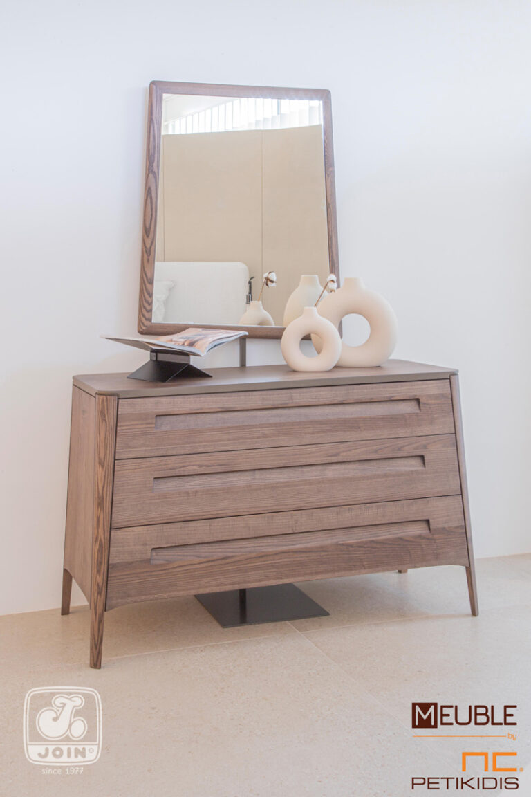 Τουαλέτα και καθρέφτης σε μεταλλική βάση Λαΐς συνδυάζει λυτές και minimal γραμμές σε συνδυασμό μασίφ ξύλου και φυσικού καπλαμά ελιάς.