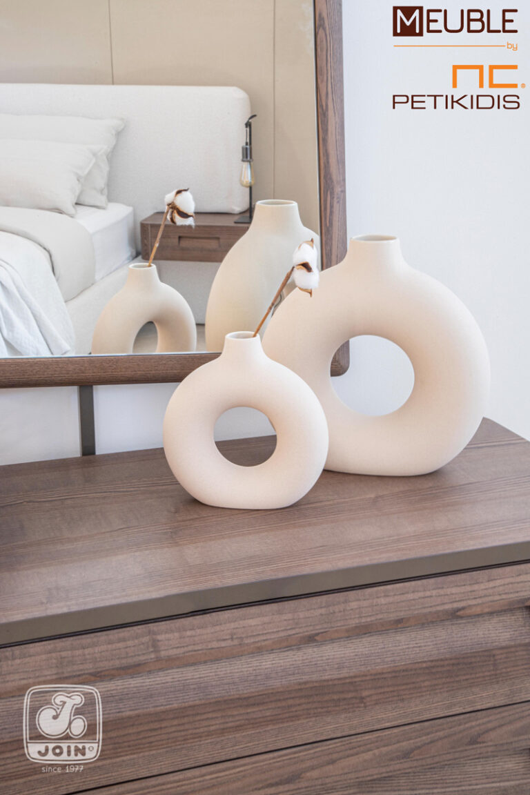 Λεπτομέρεια τουαλέτας και καθρέφτη σε μεταλλική βάση Λαΐς συνδυάζει λυτές και minimal γραμμές σε συνδυασμό μασίφ ξύλου και φυσικού καπλαμά ελιάς.