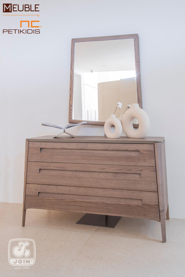 Τουαλέτα και καθρέφτης σε μεταλλική βάση Λαΐς συνδυάζει λυτές και minimal γραμμές σε συνδυασμό μασίφ ξύλου και φυσικού καπλαμά ελιάς.