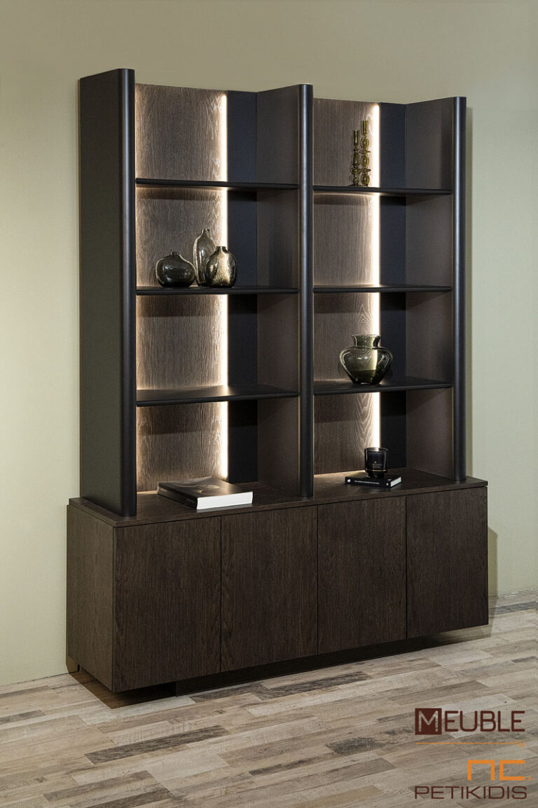 Βιβλιοθήκη Cloud με ξύλο δρυς και λάκα. Διαθέτει ράφια με προαιρετικό φωτισμό και ντουλάπια. Κατασκευάζεται σε μεγάλη ποικιλία χρωμάτων και διαστάσεων.