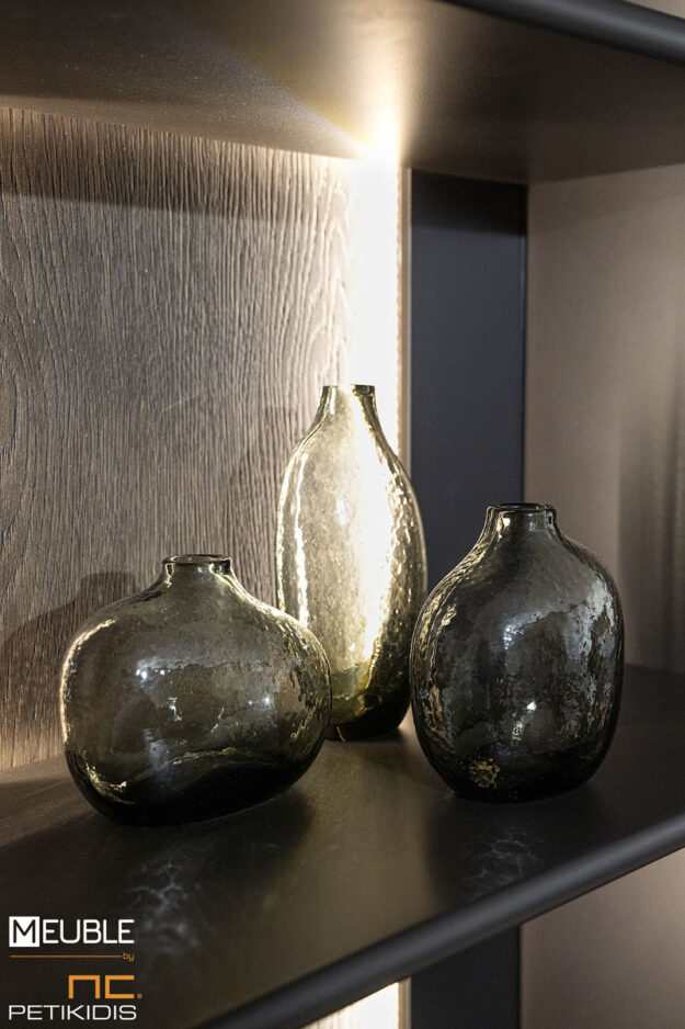 Βιβλιοθήκη Cloud με ξύλο δρυς και λάκα. Διαθέτει ράφια με προαιρετικό φωτισμό και ντουλάπια. Κατασκευάζεται σε μεγάλη ποικιλία χρωμάτων και διαστάσεων.