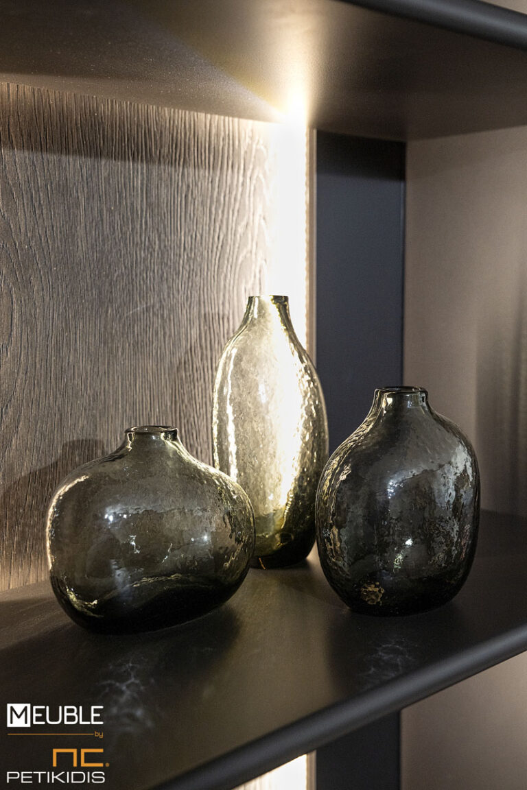 Βιβλιοθήκη Cloud με ξύλο δρυς και λάκα. Διαθέτει ράφια με προαιρετικό φωτισμό και ντουλάπια. Κατασκευάζεται σε μεγάλη ποικιλία χρωμάτων και διαστάσεων.