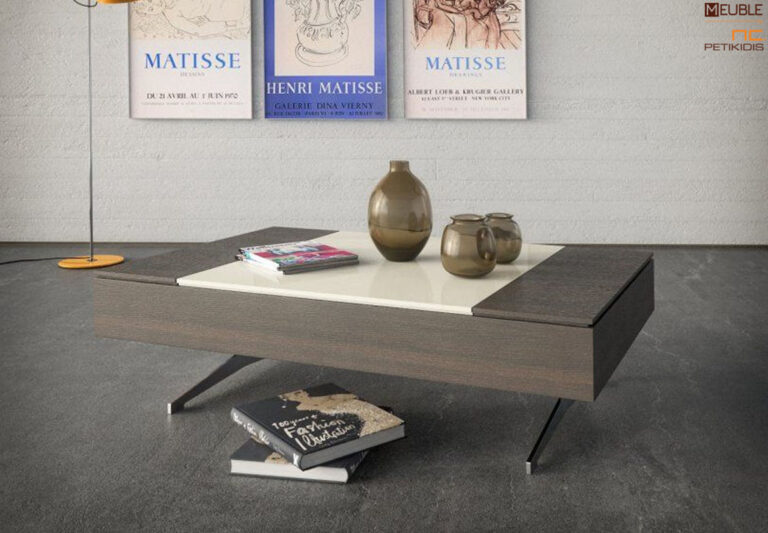 Τραπεζάκι σαλονιού Elite από ξύλο καρυδιάς και λεπτομέρεια λάκας με μεταλλικά πόδια. Διαθέτει μηχανισμό 'σερβιτόρου' και δύο ντουλάπια. Εργονομία και μοντέρνα αισθητική σε απόλυτη αρμονία. Διατίθεται σε μεγάλη ποικιλία χρωμάτων, ξύλου και διαστάσεων.