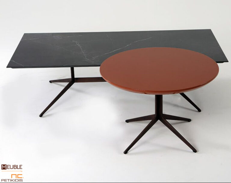 Τo set τραπεζιού Carmen, για τον χώρο του σαλονιού, αποτελείται από ένα παραλληλόγραμμο με κεραμικό καπάκι και ένα στρογγυλό με λάκα. Και τα δύο έχουν μεταλλικές βάσεις. Διατίθεται και σε άλλα χρώματα καθώς και υλικά.