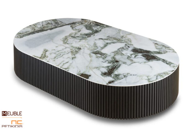 Τραπέζι σαλονιού της σειράς Noir σε μοντέρνο σχεδιασμό, από ξύλο δρυς, μεταλλική βάση και κεραμικό καπάκι. Υπάρχει ευελιξία στις επιλογές των χρωμάτων και των υλικών, με οδηγό την αρχιτεκτονική του κάθε χώρου.