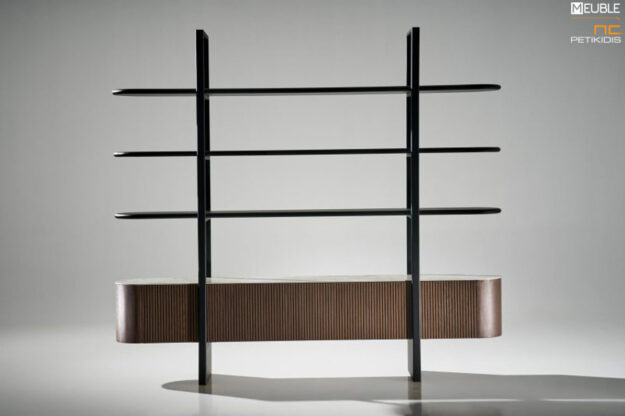 Μικροέπιπλα Βιβλιοθήκη της σειράς Noir σε μοντέρνο σχεδιασμό, από ξύλο δρυς, μεταλλική βάση και κεραμικό καπάκι. Υπάρχει ευελιξία στις επιλογές των χρωμάτων και των υλικών, με οδηγό την αρχιτεκτονική του κάθε χώρου. Λεπτομέρεια.