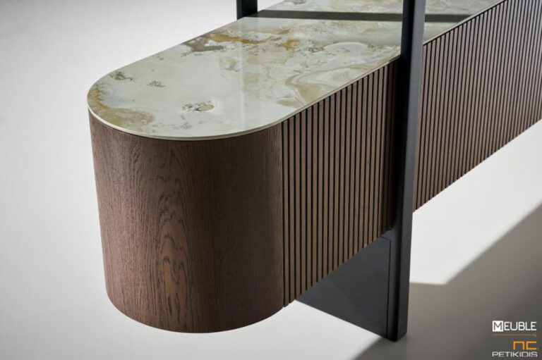 Βιβλιοθήκη της σειράς Noir σε μοντέρνο σχεδιασμό, από ξύλο δρυς, μεταλλική βάση και κεραμικό καπάκι. Υπάρχει ευελιξία στις επιλογές των χρωμάτων και των υλικών, με οδηγό την αρχιτεκτονική του κάθε χώρου. Λεπτομέρεια.