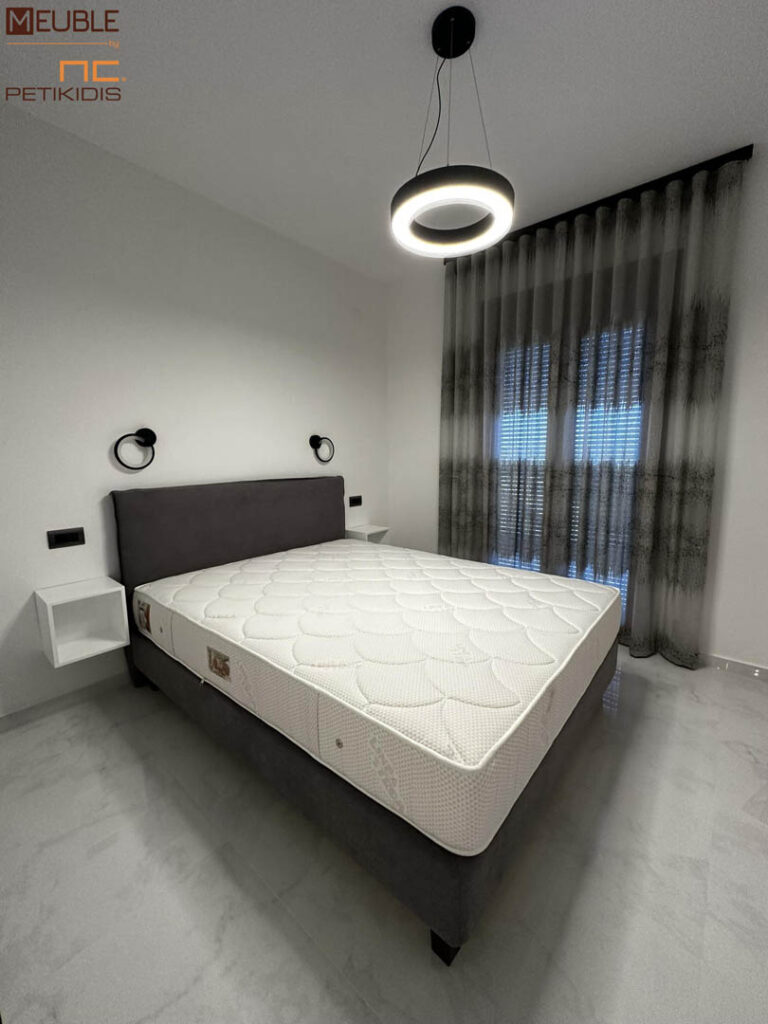 Υφασμάτινο κρεβάτι με κρεμαστά κομοδίνα