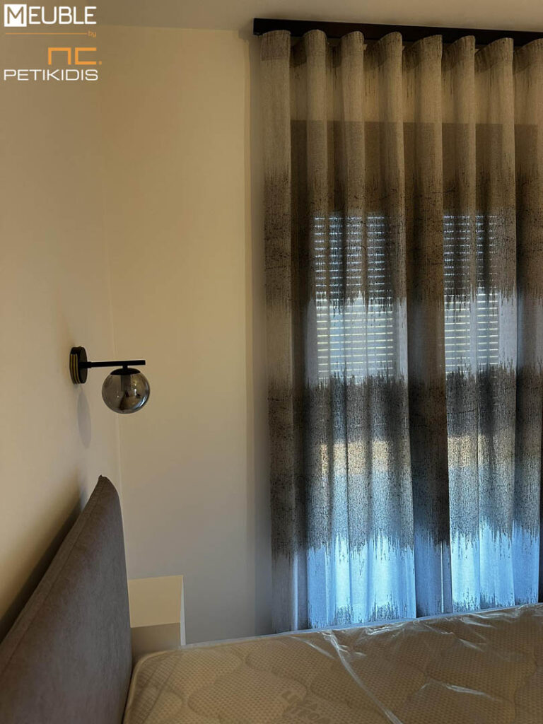 Υφασμάτινο κρεβάτι με κρεμαστά κομοδίνα