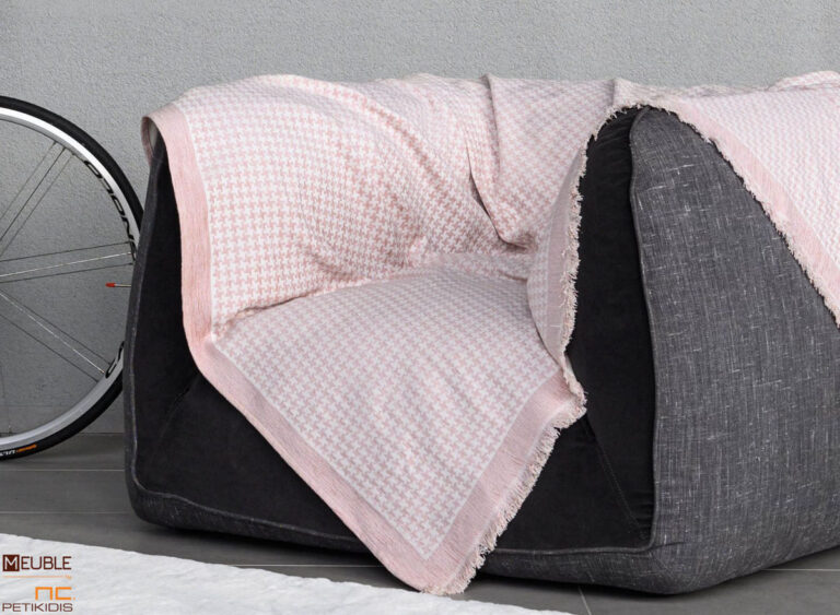 Ριχτάρι Concept Art.2597522 χρώμα powder. Μία συλλογή υπέροχης ποιότητας σε chenille ύφανση, που προσφέρει σταθερή εφαρμογή καθώς και μια μεγάλη ποικιλία χρωμάτων ως ασορτί πρόταση στα ριχτάρια. Διατίθενται σε 3 μεγέθη. a.180x180cm b.180x300cm c.180x240cm Σειρά chenille: 46%acr - 35%cit - 19%pol Λεπτομέρεια