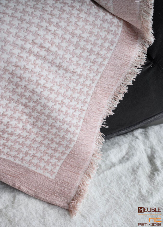 Ριχτάρι Concept Art.2597522 χρώμα powder. Μία συλλογή υπέροχης ποιότητας σε chenille ύφανση, που προσφέρει σταθερή εφαρμογή καθώς και μια μεγάλη ποικιλία χρωμάτων ως ασορτί πρόταση στα ριχτάρια. Διατίθενται σε 3 μεγέθη. a.180x180cm b.180x300cm c.180x240cm Σειρά chenille: 46%acr - 35%cit - 19%pol Λεπτομέρεια