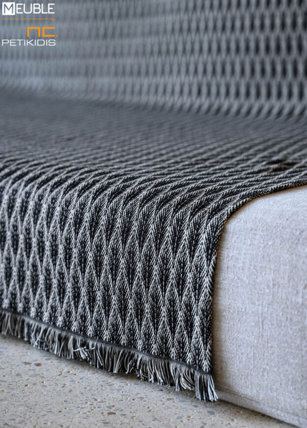 Ριχτάρι Εthnic Art.2792467 χρώμα black-white. Μία συλλογή με βάση το βαμβάκι, που προσφέρει μια μεγάλη ποικιλία χρωμάτων ως ασορτί πρόταση στα ριχτάρια και είναι διαθέσιμα σε 3 μεγέθη. a.180x180cm b.180x300cm c.180x240cm Σειρά cotton: 80%cot - 20%pol Λεπτομέρεια