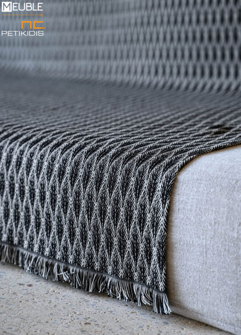 Ριχτάρι Εthnic Art.2792467 χρώμα black-white. Μία συλλογή με βάση το βαμβάκι, που προσφέρει μια μεγάλη ποικιλία χρωμάτων ως ασορτί πρόταση στα ριχτάρια και είναι διαθέσιμα σε 3 μεγέθη. a.180x180cm b.180x300cm c.180x240cm Σειρά cotton: 80%cot - 20%pol Λεπτομέρεια