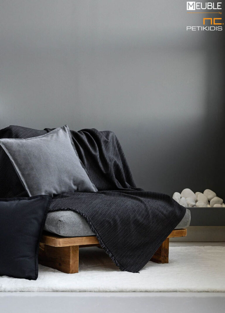 Ριχτάρι Free 2497526 Χρώμα black Μία συλλογή υπέροχης ποιότητας σε chenille ύφανση, που προσφέρει σταθερή εφαρμογή καθώς και μια μεγάλη ποικιλία χρωμάτων ως ασορτί πρόταση στα ριχτάρια. Διατίθενται σε 3 μεγέθη. a.180x180cm b.180x300cm c.180x240cm Σειρά chenille: 46%acr - 35%cit - 19%pol