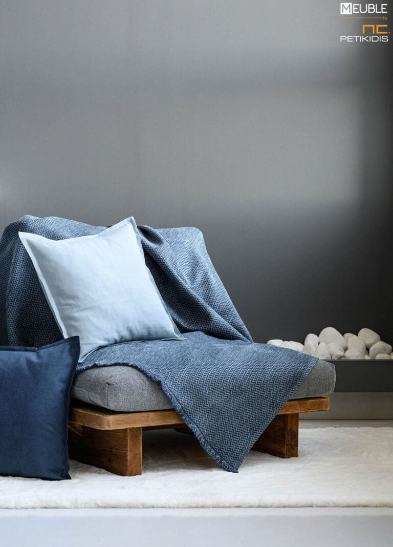 Ριχτάρι Free 2497521 Χρώμα blue Μία συλλογή υπέροχης ποιότητας σε chenille ύφανση, που προσφέρει σταθερή εφαρμογή καθώς και μια μεγάλη ποικιλία χρωμάτων ως ασορτί πρόταση στα ριχτάρια. Διατίθενται σε 3 μεγέθη. a.180x180cm b.180x300cm c.180x240cm Σειρά chenille: 46%acr - 35%cit - 19%pol