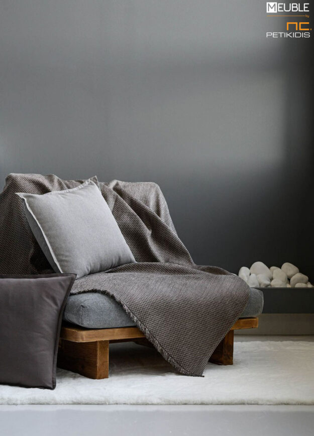 Ριχτάρι Free 2497533 Χρώμα brown Μία συλλογή υπέροχης ποιότητας σε chenille ύφανση, που προσφέρει σταθερή εφαρμογή καθώς και μια μεγάλη ποικιλία χρωμάτων ως ασορτί πρόταση στα ριχτάρια. Διατίθενται σε 3 μεγέθη. a.180x180cm b.180x300cm c.180x240cm Σειρά chenille: 46%acr - 35%cit - 19%pol