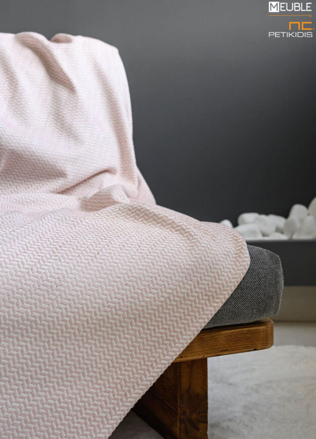 Ριχτάρι Free 2497522 Χρώμα powder Μία συλλογή υπέροχης ποιότητας σε chenille ύφανση, που προσφέρει σταθερή εφαρμογή καθώς και μια μεγάλη ποικιλία χρωμάτων ως ασορτί πρόταση στα ριχτάρια. Διατίθενται σε 3 μεγέθη. a.180x180cm b.180x300cm c.180x240cm Σειρά chenille: 46%acr - 35%cit - 19%pol Λεπτομέρεια