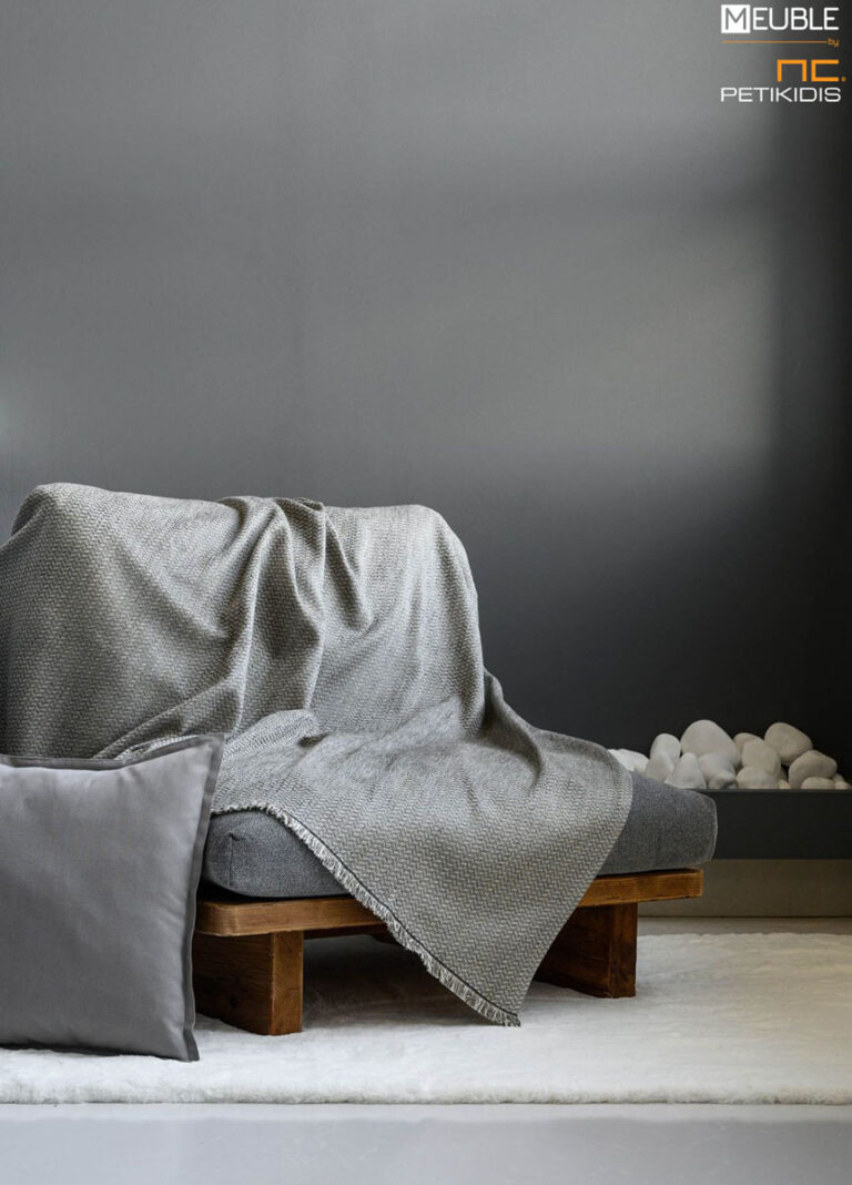 Ριχτάρι Free 2497589 Χρώμα stone Μία συλλογή υπέροχης ποιότητας σε chenille ύφανση, που προσφέρει σταθερή εφαρμογή καθώς και μια μεγάλη ποικιλία χρωμάτων ως ασορτί πρόταση στα ριχτάρια. Διατίθενται σε 3 μεγέθη. a.180x180cm b.180x300cm c.180x240cm Σειρά chenille: 46%acr - 35%cit - 19%pol Λεπτομέρεια